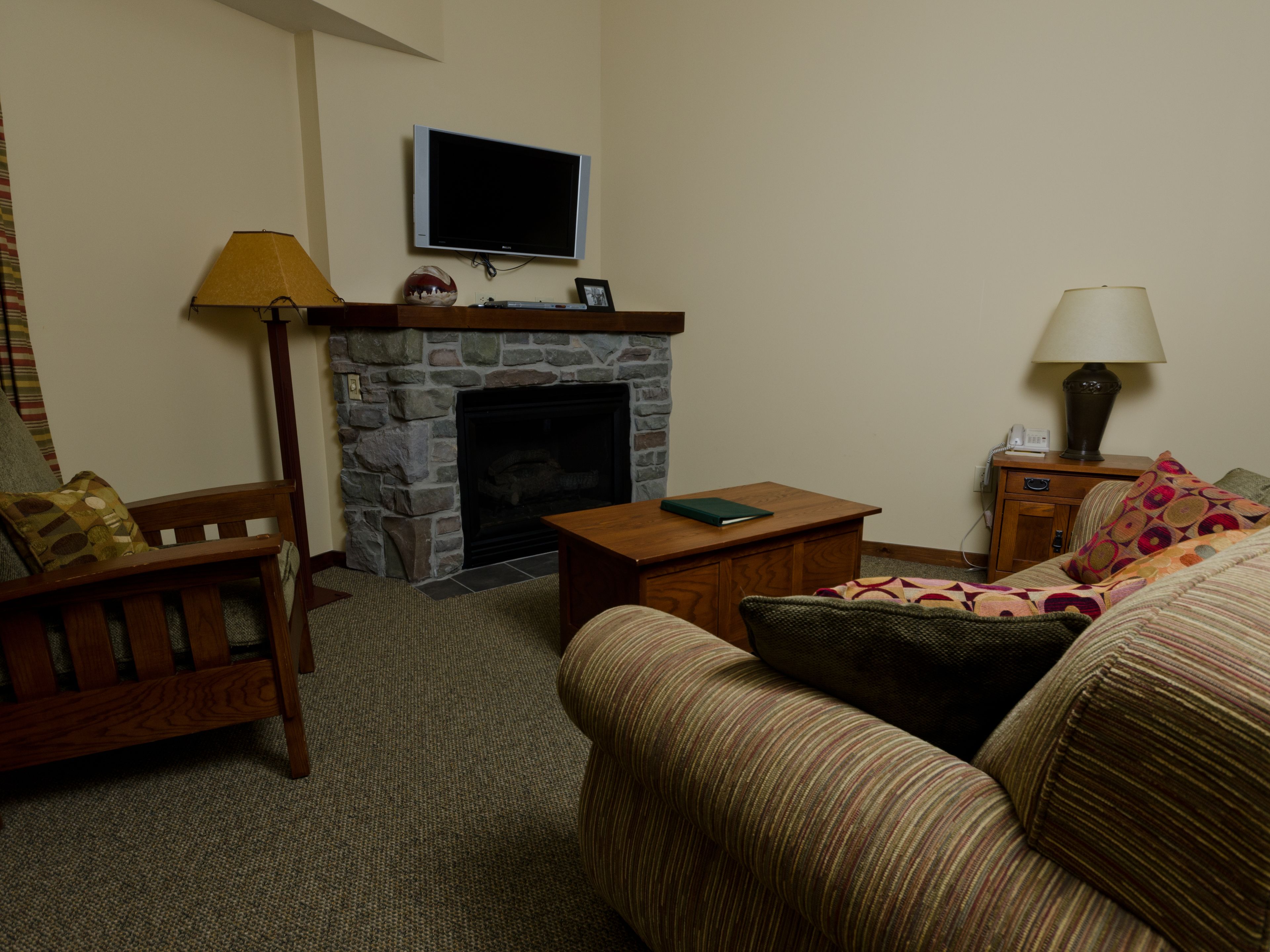 studio deluxe | living room | tv, fireplace