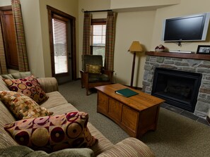 Studio Deluxe | Living room | TV, fireplace - Soaring Eagle Lodge (Snowshoe)