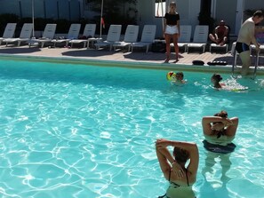 Una piscina al aire libre de temporada