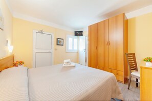 Habitación económica con 1 cama doble o 2 individuales | Caja fuerte, wifi gratis, ropa de cama