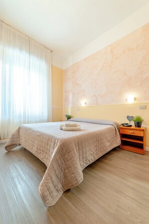 Quarto casal ou duplo econômico, 1 cama de casal | Cofres nos quartos, Wi-Fi de cortesia, roupa de cama