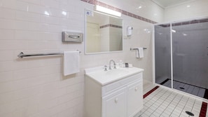 Douche, articles de toilette gratuits, sĂšche-cheveux