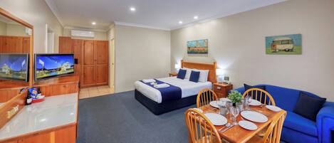 Quarto executivo, 2 quartos | Escrivaninha, espaço de trabalho para notebook, quartos à prova de som