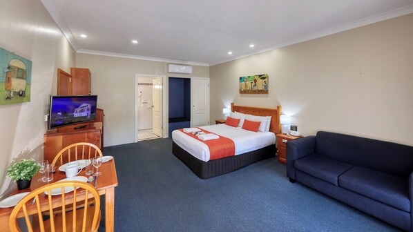 Schreibtisch, laptopgeeigneter Arbeitsplatz, schallisolierte Zimmer