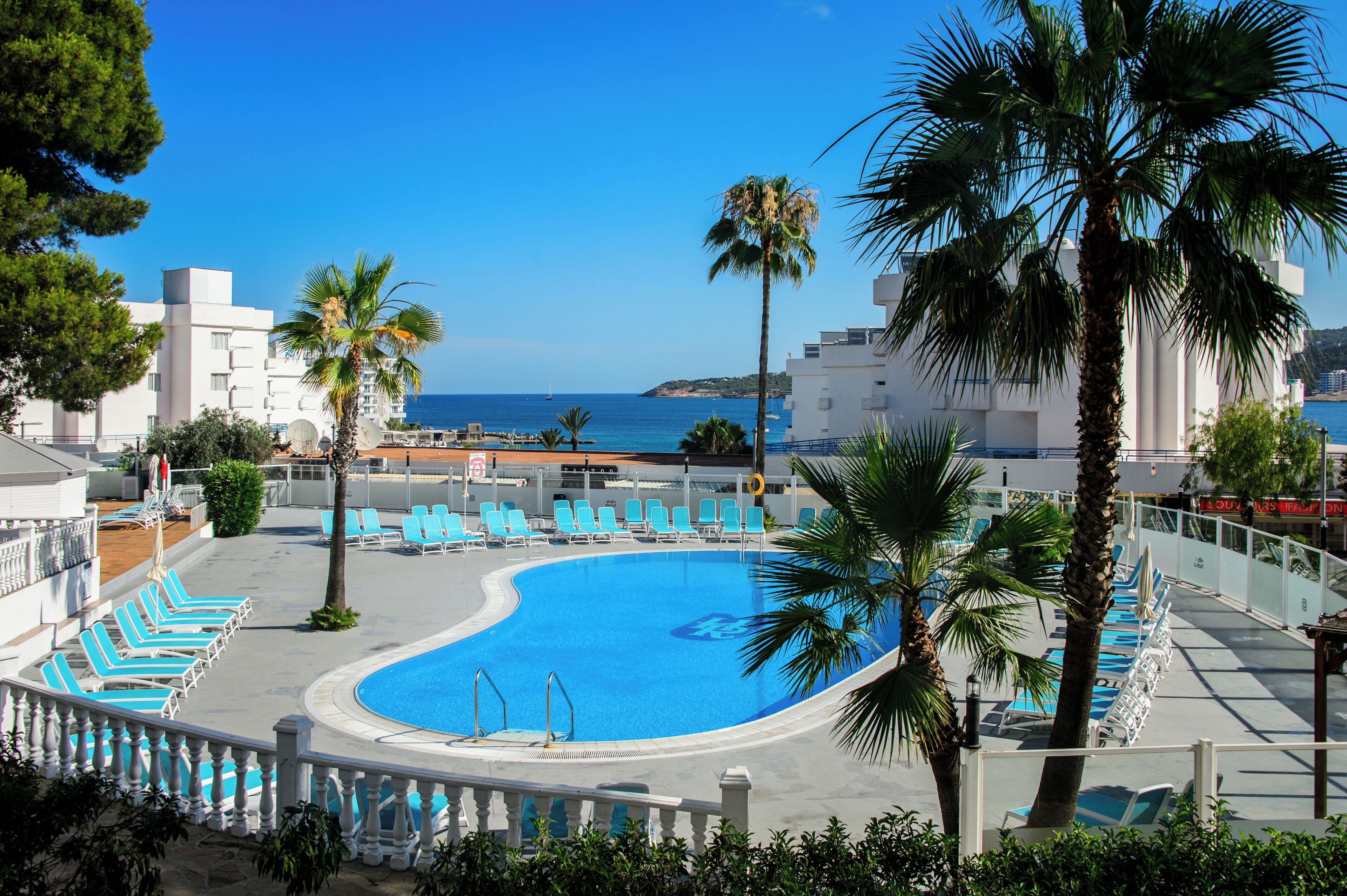 2 outdoor pools, sun loungers