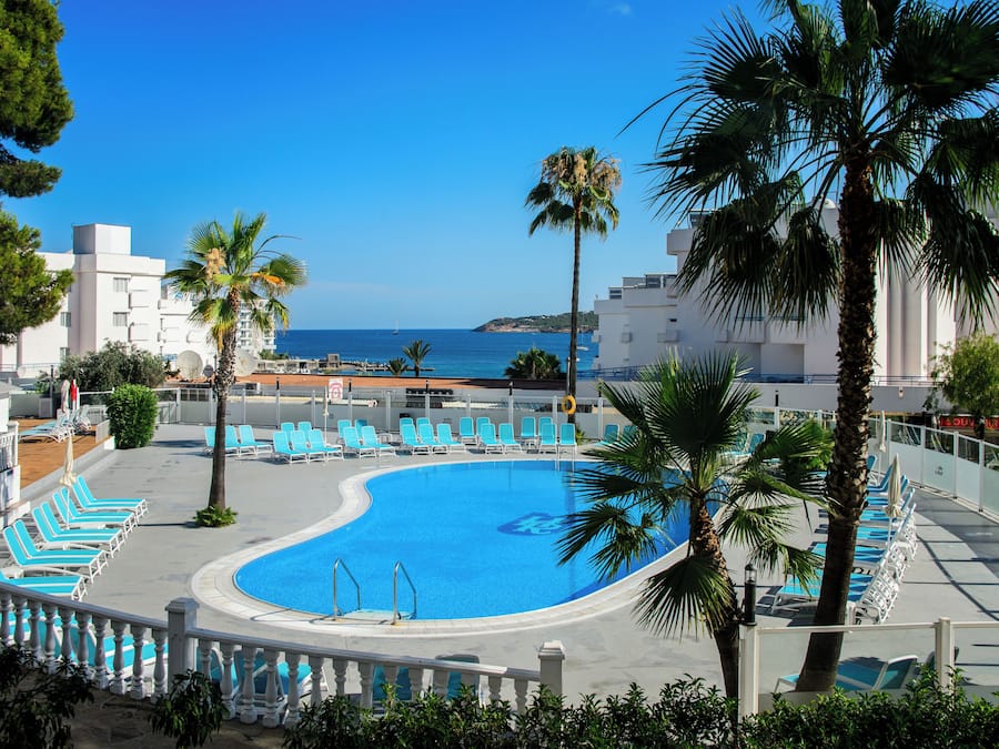 2 piscinas externas, espreguiçadeiras