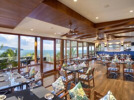 Cocina internacional, restaurante con mesas al aire libre 