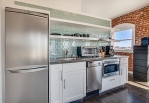 Fridge, microwave, stovetop, dishwasher - Venice Breeze Suites (Venice)