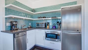 Studio Suite, Ocean View, Beachfront | Private kitchen | Fridge, microwave, stovetop, dishwasher