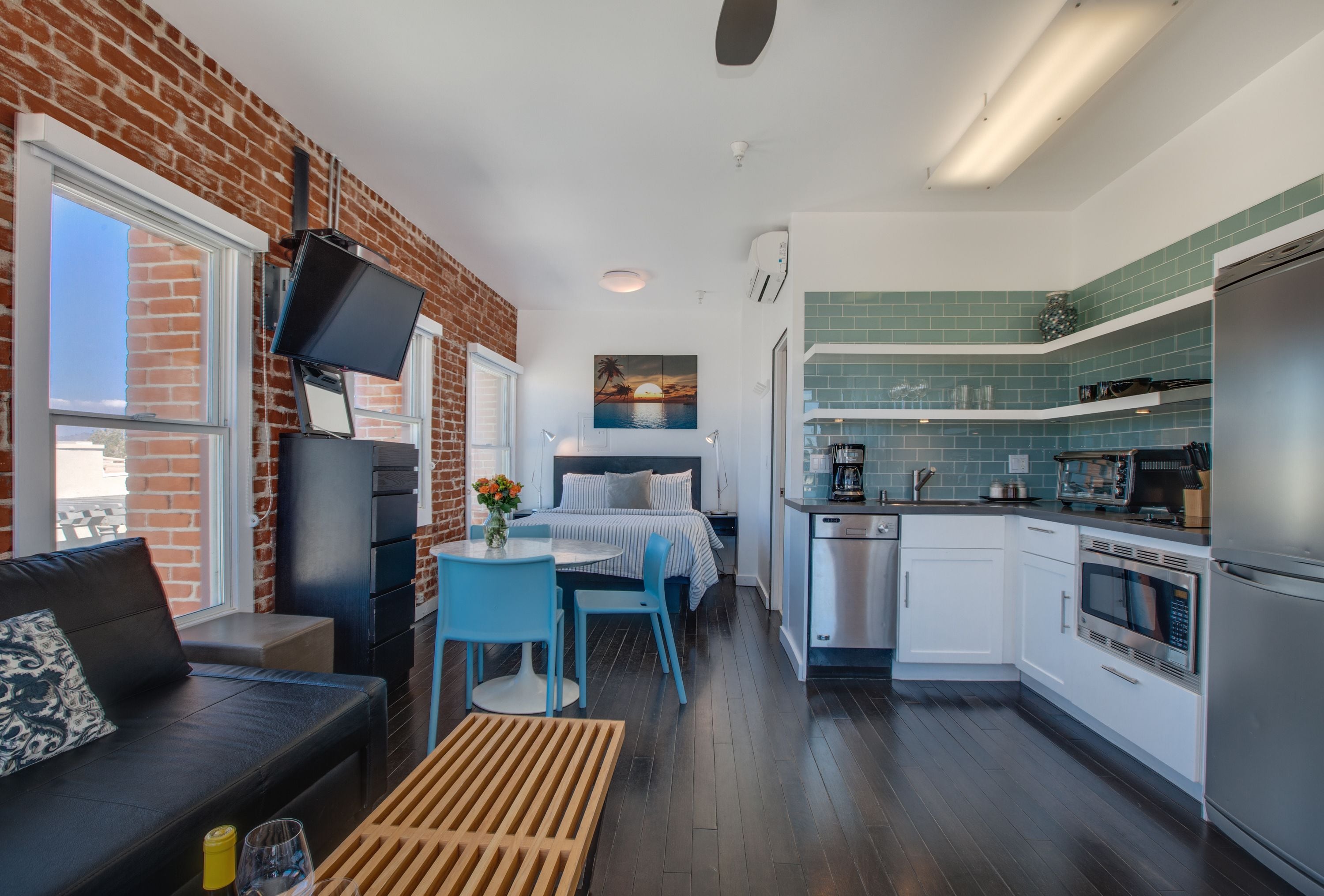 Tabla de planchar con plancha, wifi gratis y ropa de cama 