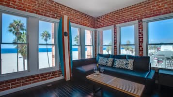 Suite estudio, vista al océano, frente al mar | Área de sala de estar | Televisión de pantalla plana de 28 pulgadas con canales por cable