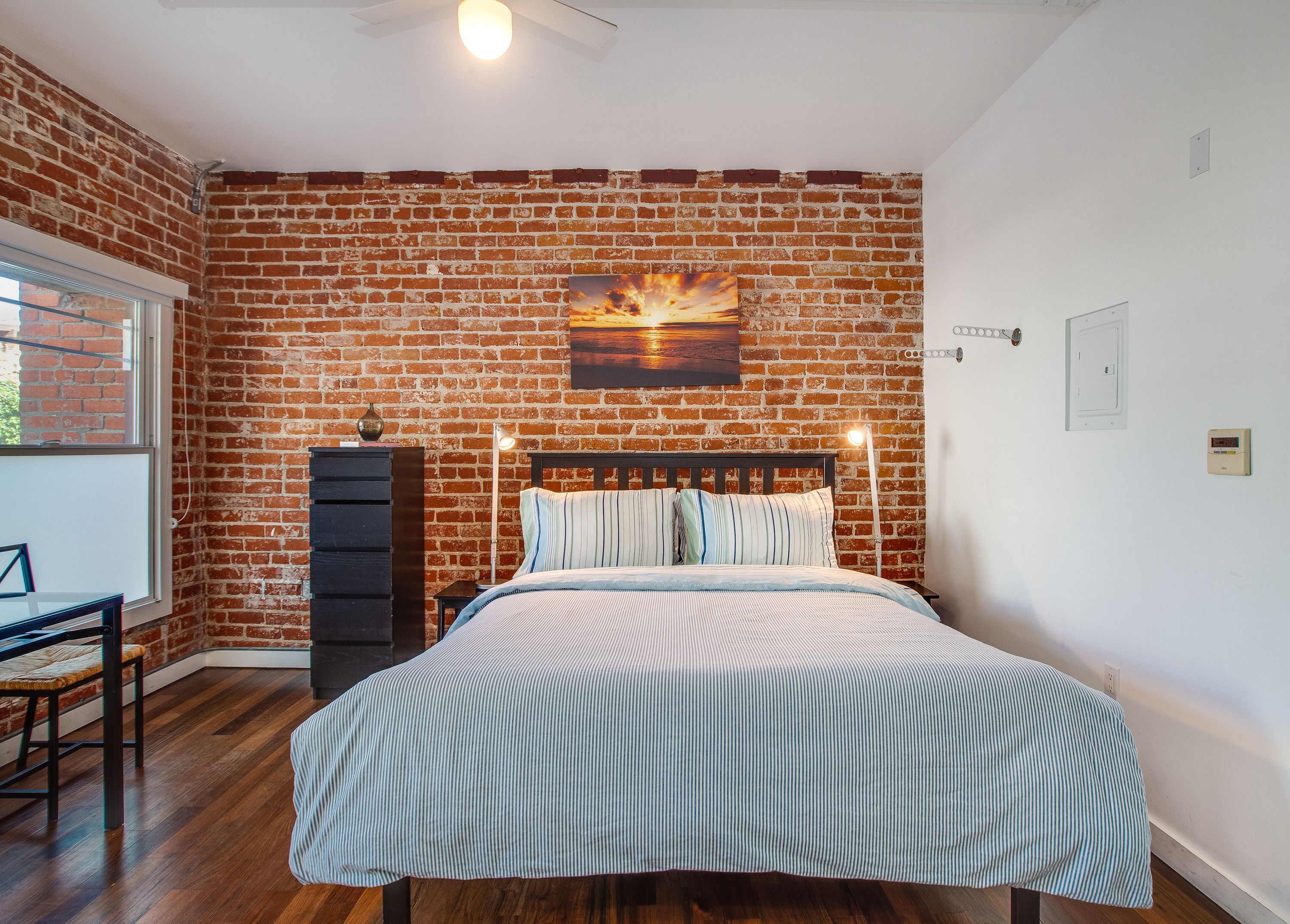 Tabla de planchar con plancha, wifi gratis y ropa de cama 