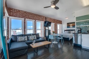 Suite estudio, vista al océano, frente al mar | Tabla de planchar con plancha, wifi gratis y ropa de cama