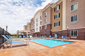 حمّام سباحة خارجي موسمي، مفتوح من 9 صباحاً إلى 9:00 مساءً، مقاعد للتشمس