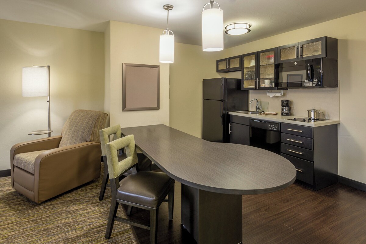 Suite, 1 habitación, accesible para personas con discapacidad (Communication, Mobility Tub) | Escritorio, cortinas opacas, tabla de planchar con plancha y wifi gratis