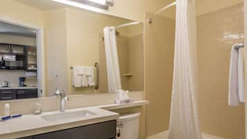 Combined shower/tub, free toiletries, hair dryer, towels