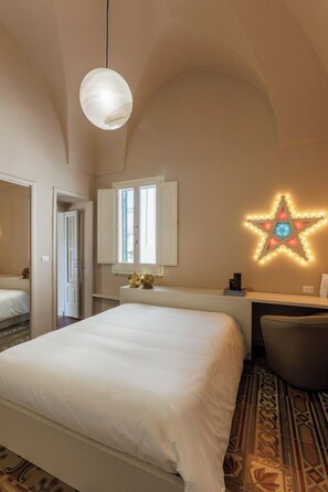 2 bedrooms, premium bedding, down comforters, minibar