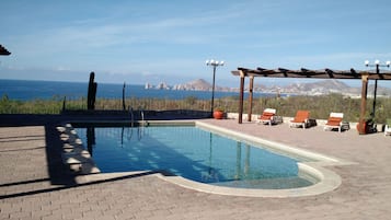 7 outdoor pools, pool umbrellas, sun loungers