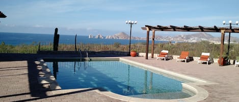 7 albercas al aire libre, sombrillas en la alberca y camastros