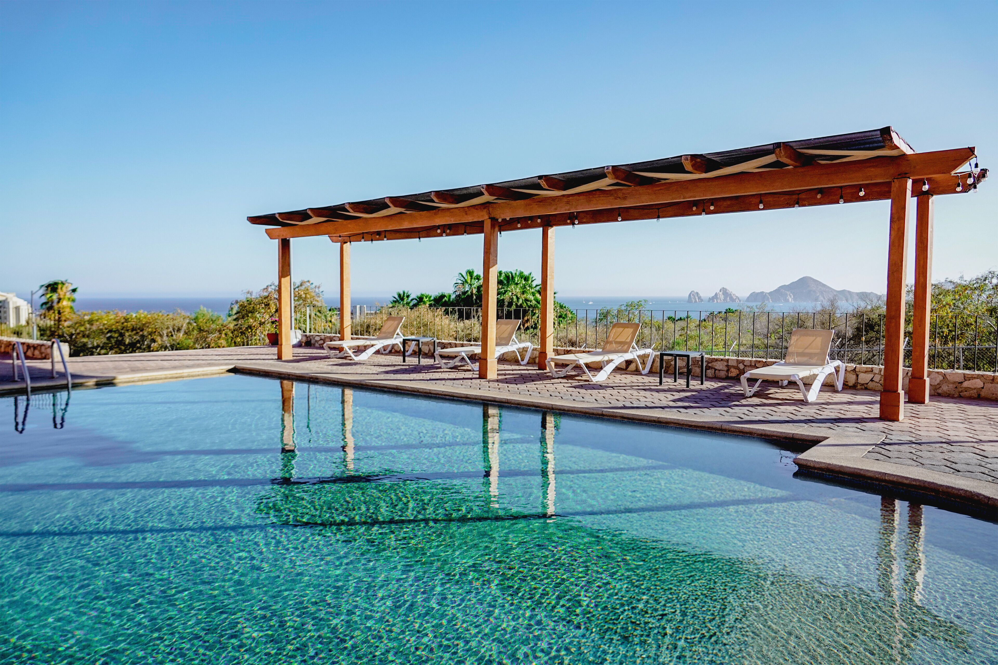 7 つの屋外プール、プール パラソル、サンラウンジャー