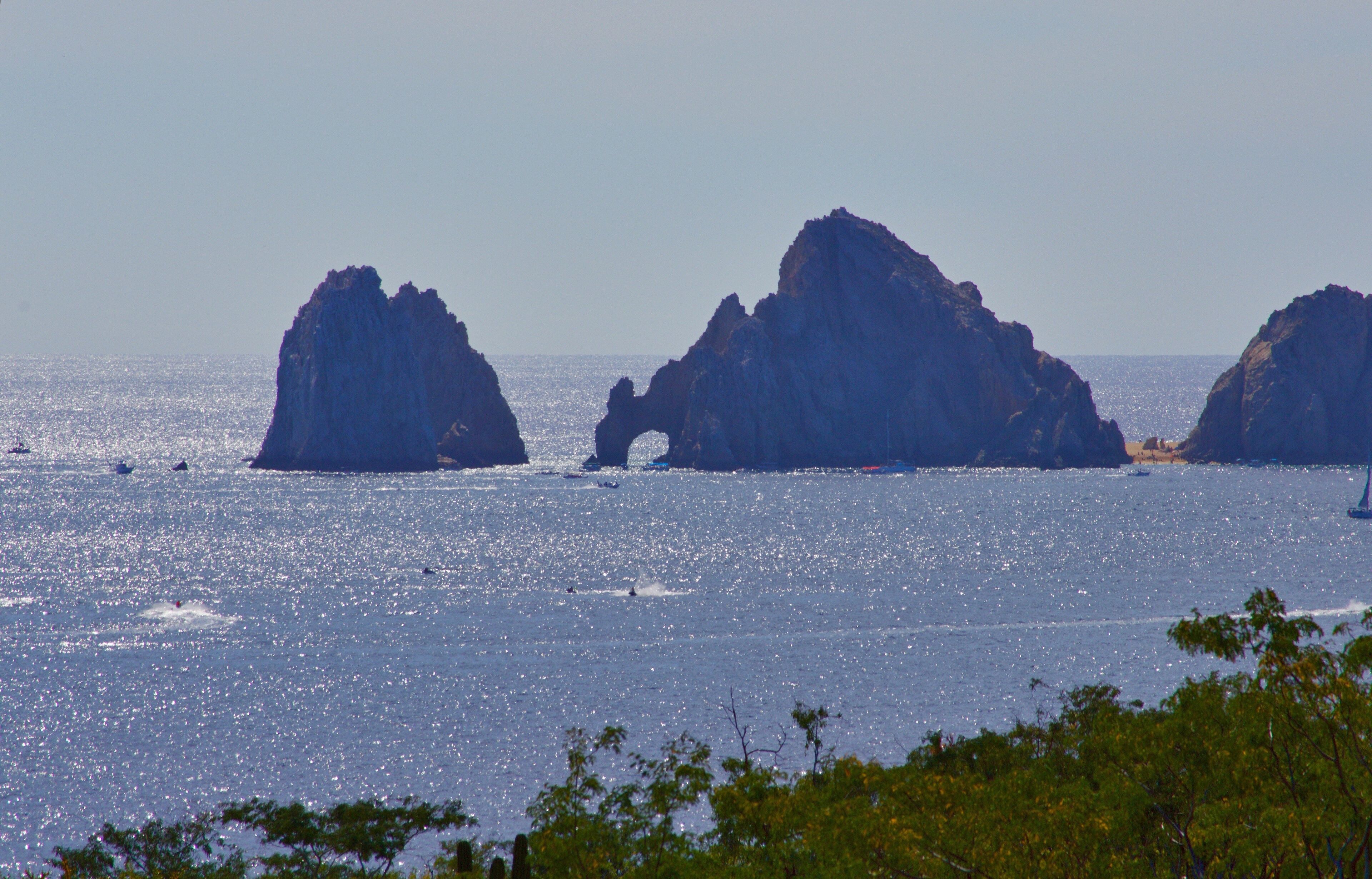 Eine Küstenlandschaft mit Felsformationen und dem Meer.
