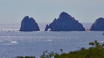 Eine Küstenlandschaft mit Felsformationen und dem Meer.