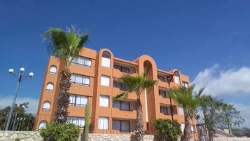 Vista frontal de la propiedad