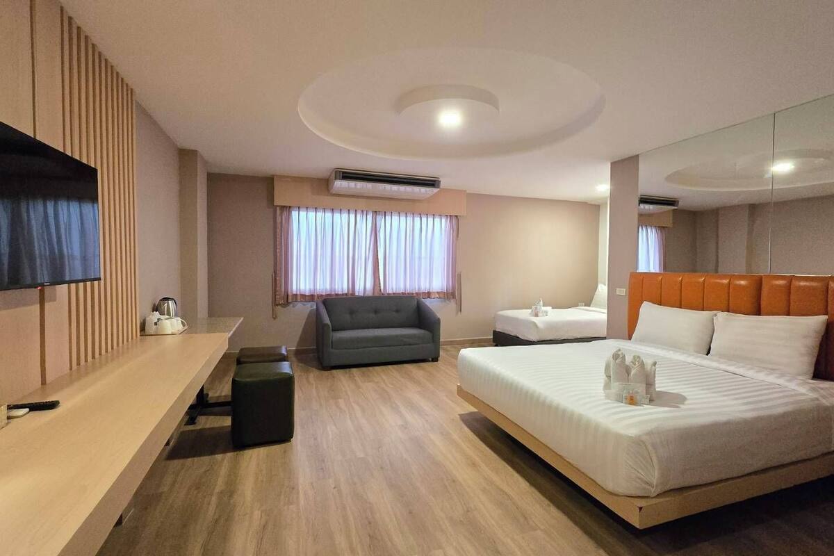 Family Room | Minibar, in-room safe, desk, blackout drapes