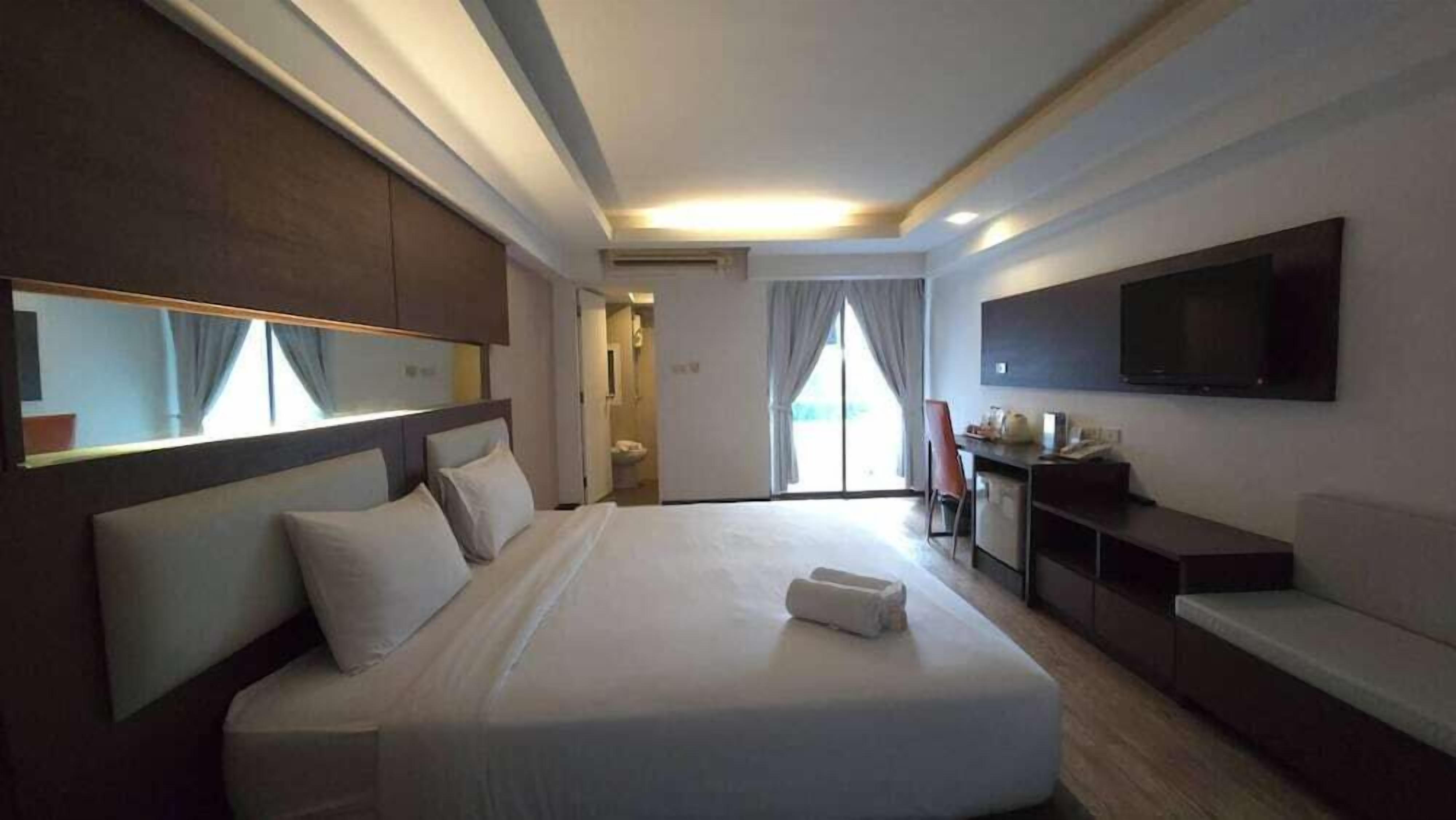 Minibar, in-room safe, individually decorated, individually furnished