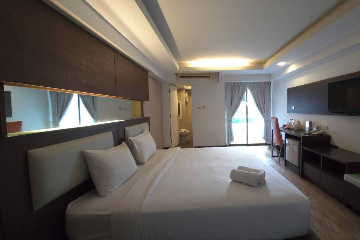 Superior Double Room | Minibar, in-room safe, desk, blackout drapes