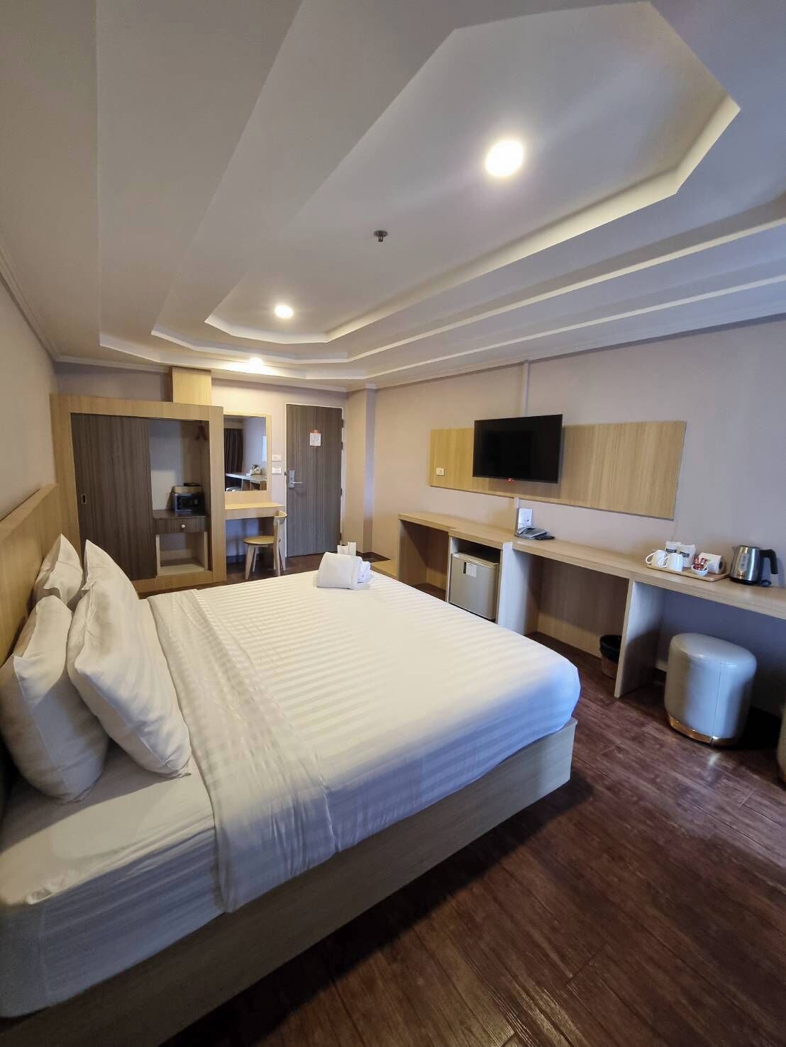 Minibar, in-room safe, individually decorated, individually furnished