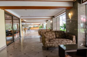 Lobby sitting area - Tara Garden (Bangkok)