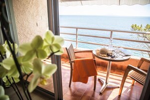 Ropa de cama de alta calidad y minibar 