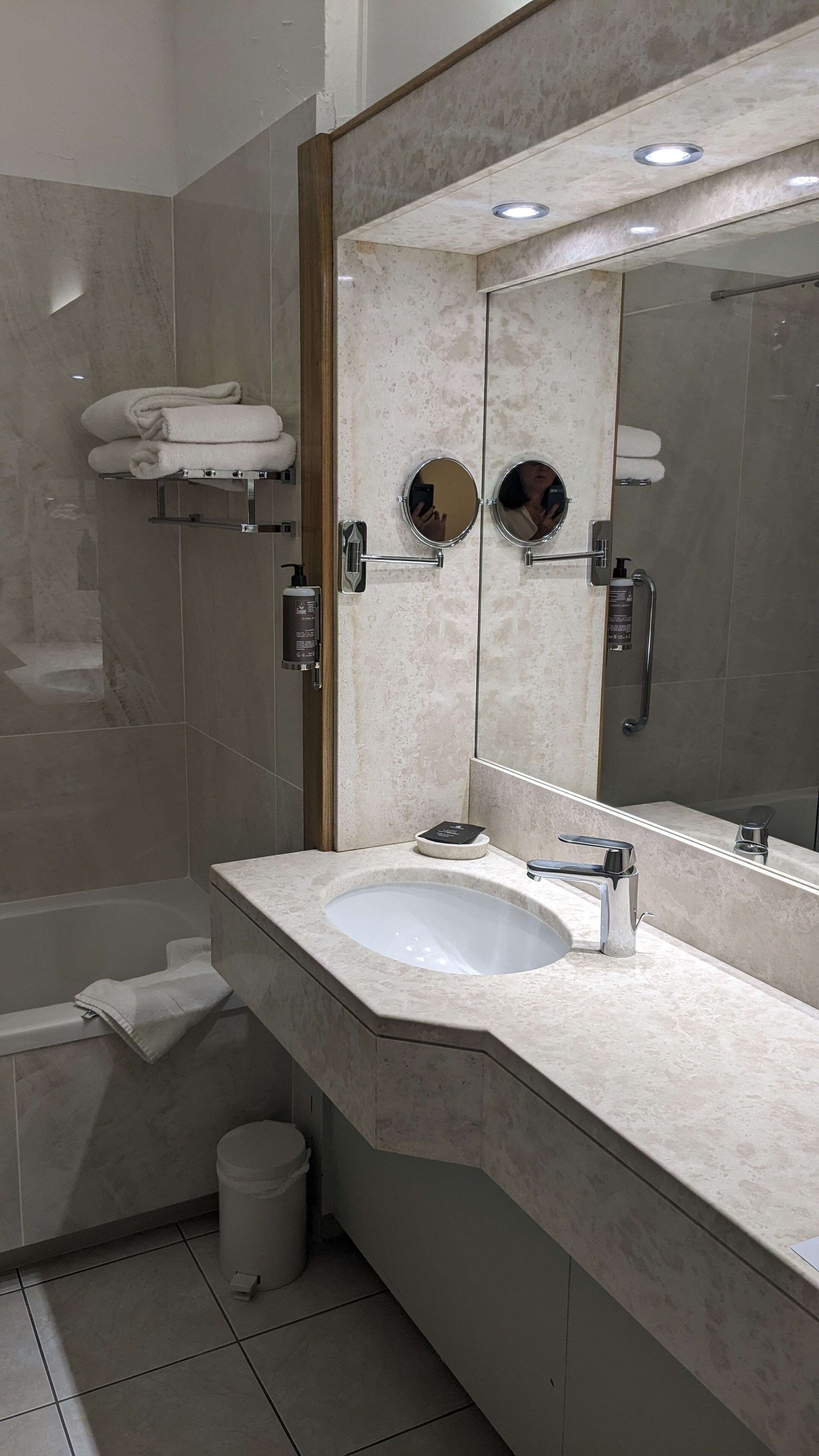 combined shower/bathtub, hydromassage showerhead, free toiletries