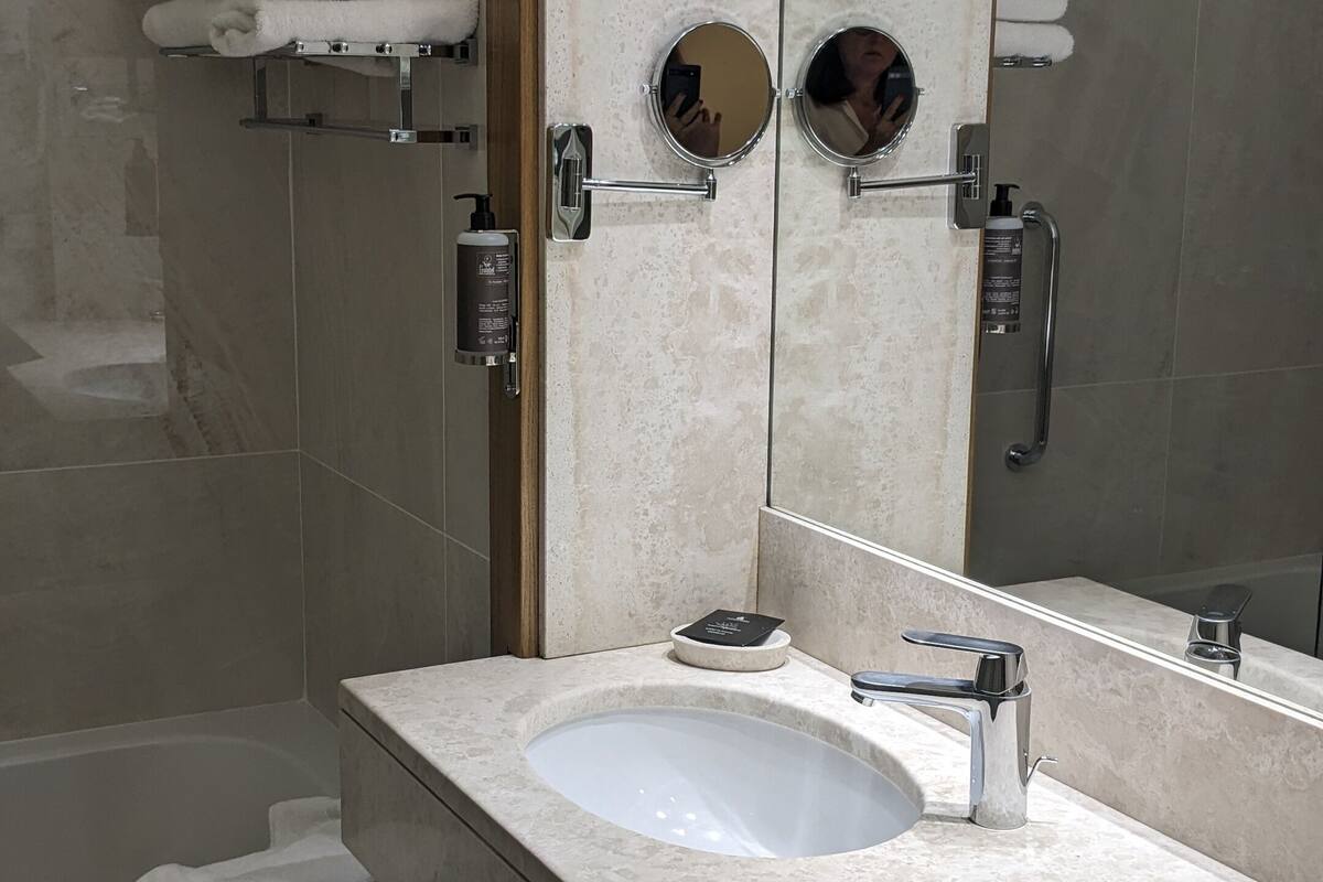 combined shower/bathtub, hydromassage showerhead, free toiletries