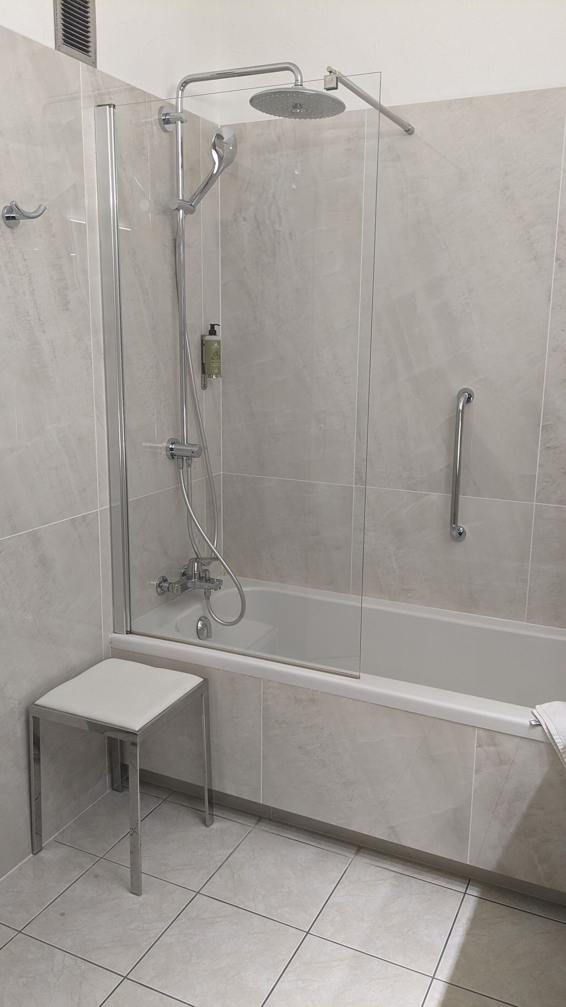 combined shower/bathtub, hydromassage showerhead, free toiletries