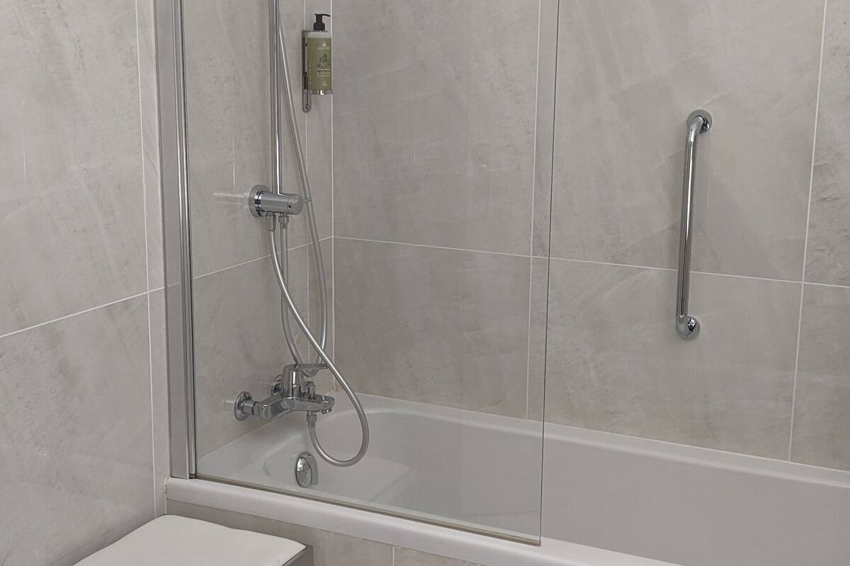 combined shower/bathtub, hydromassage showerhead, free toiletries