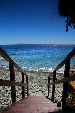 Pantai pribadi dan pasir hitam