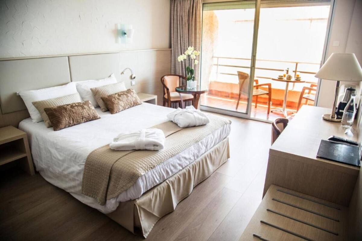 Premium bedding, minibar, in-room safe, desk