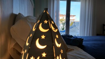 Cofres nos quartos, escrivaninha, berços (sobretaxa), berço de viagem