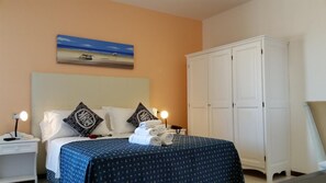 Safe på rommet, skrivebord og wi-fi (inkludert)