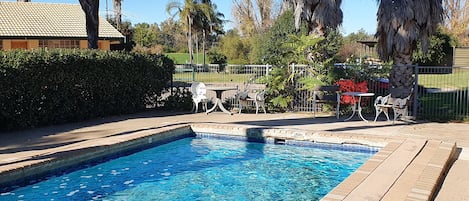 Una piscina al aire libre