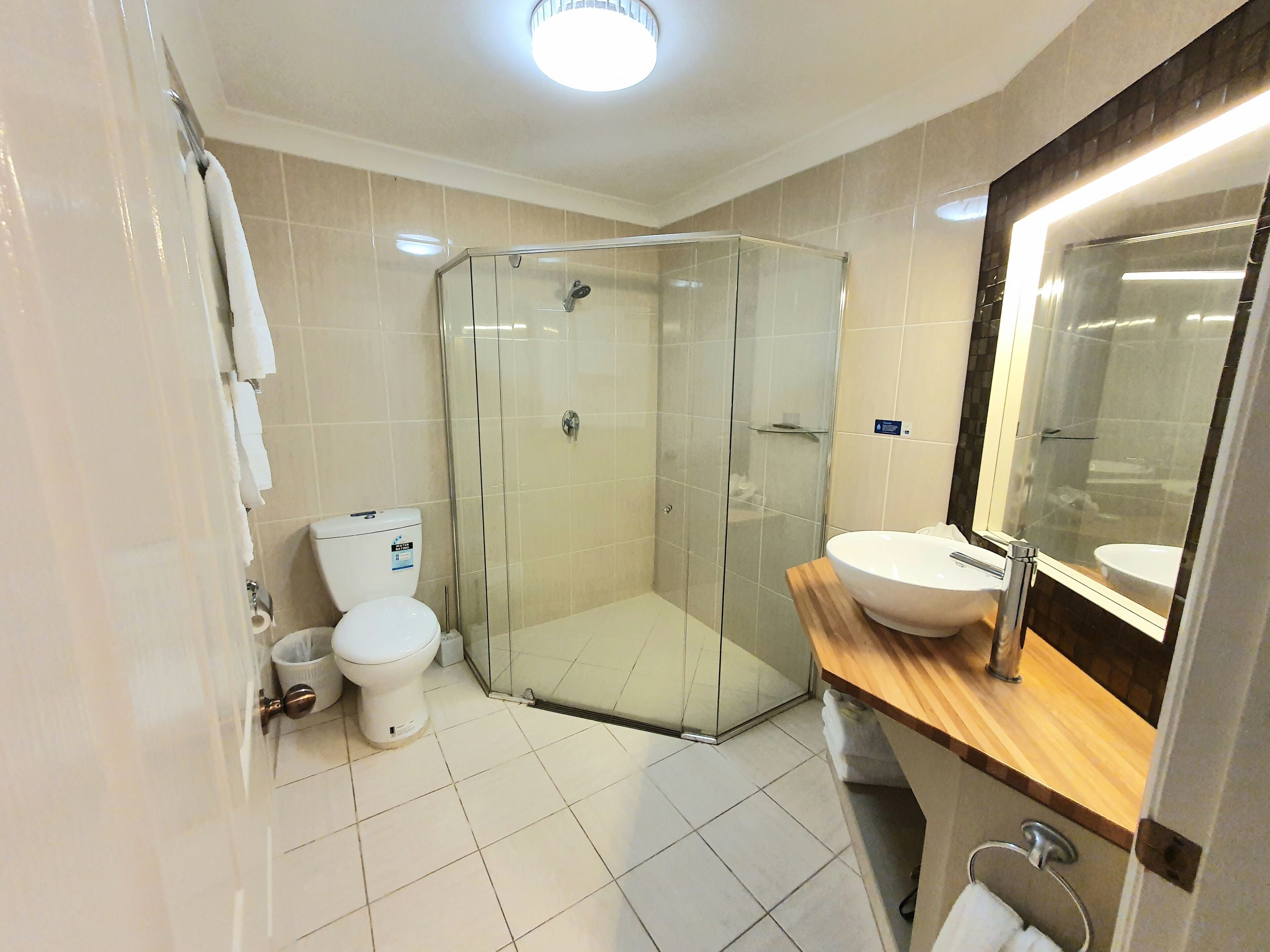 Deluxe Family | Bathroom