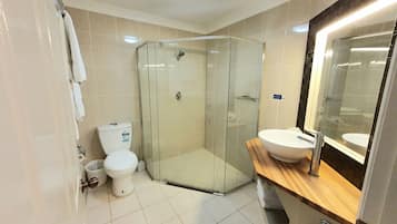 Deluxe Family | Bathroom