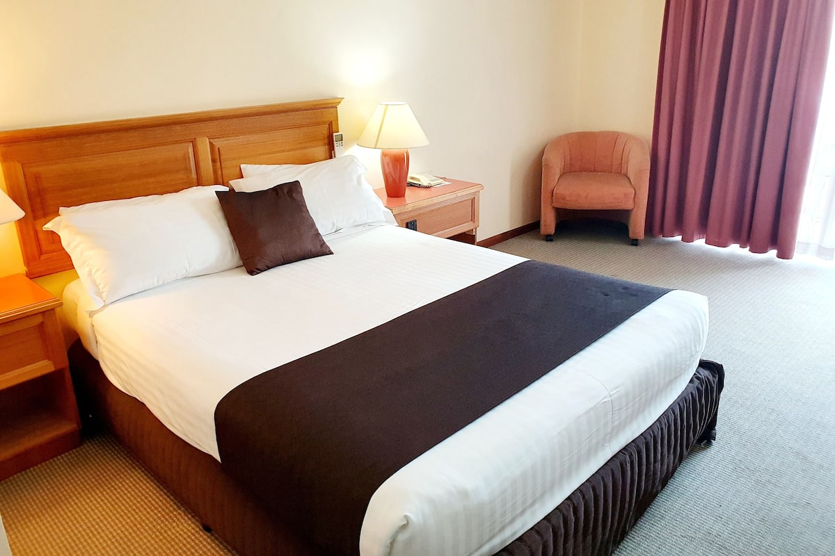 Standard Double Room | Minibar, in-room safe, iron/ironing board, free WiFi
