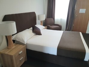 Deluxe Double Room | Minibar, in-room safe, iron/ironing board, free WiFi - McNevin's Maryborough Motel (Maryborough)