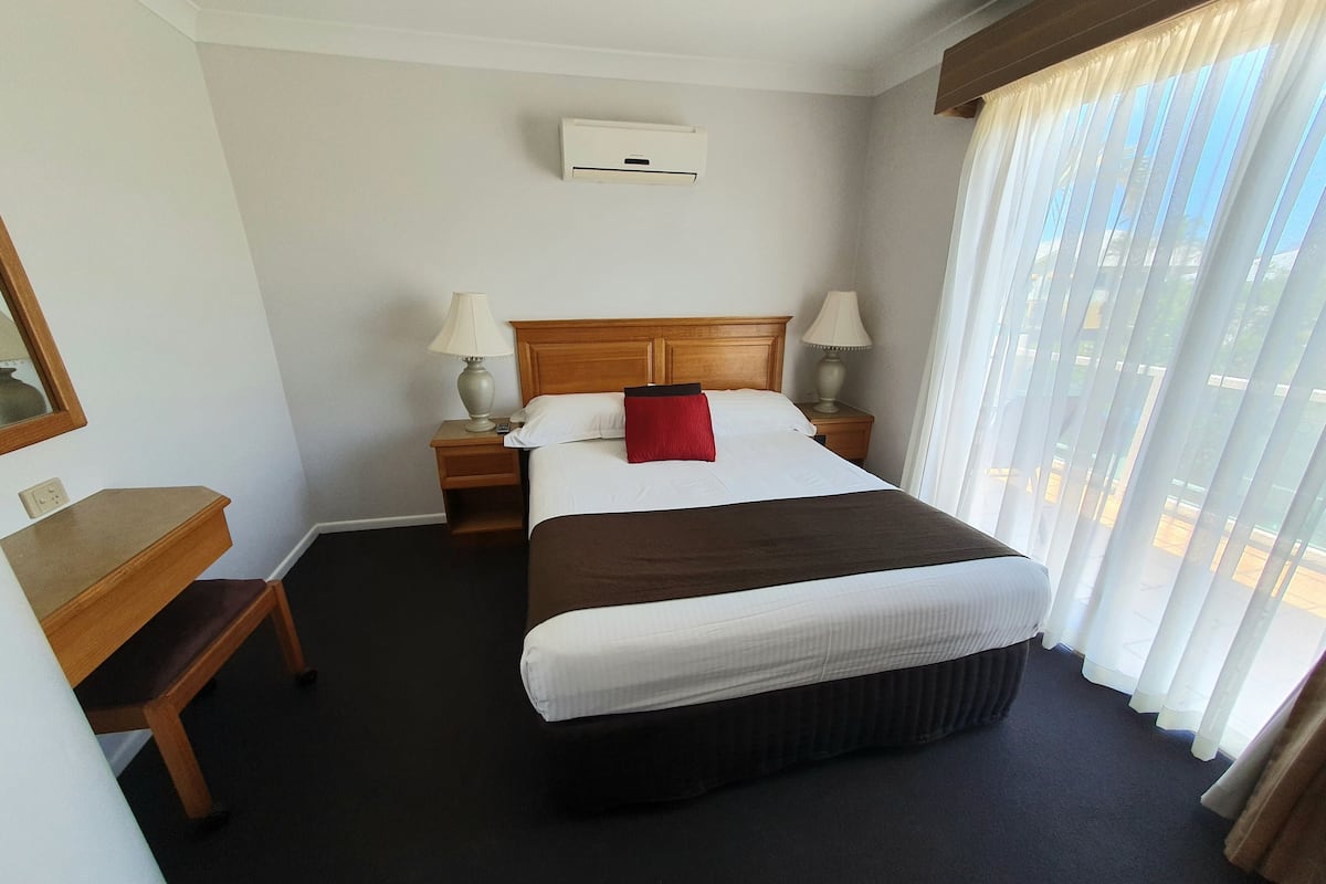 Suite with Spa Bath | Minibar, in-room safe, iron/ironing board, free WiFi