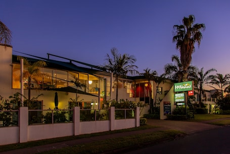 Fachada de la propiedad por la tarde o noche
