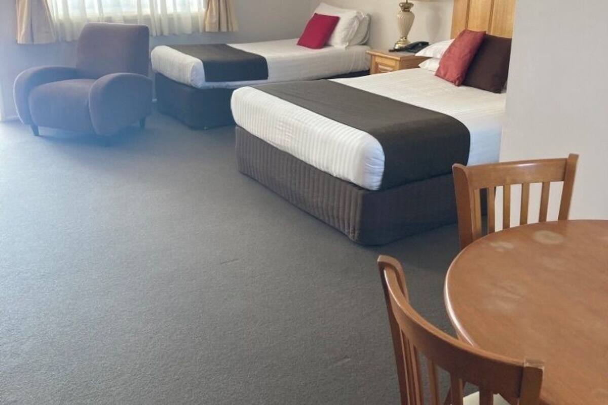 Deluxe dubbelrum | Minibar, värdeförvaringsskåp på rummet och strykjärn/strykbräda