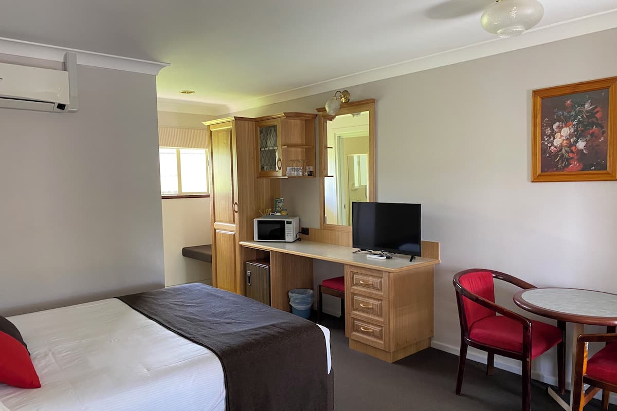 Standard Double Room | In-room safe, desk, laptop workspace, soundproofing